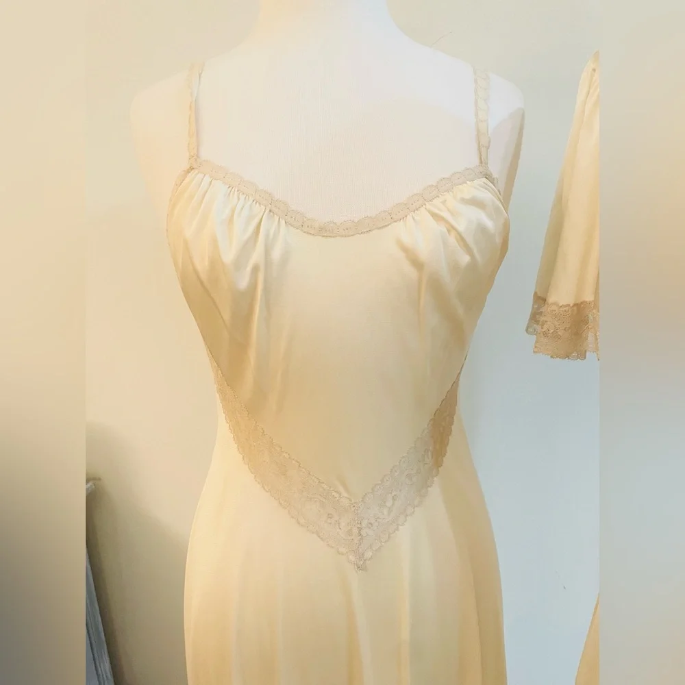 VANITY FAIR VINTAGE IVORY NIGHTGOWN SET SIZE SMALL